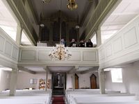 vier Sänger auf einer Orgelempore